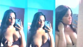 Desi xxx video of Sexy Desi Girl Shows Boobs